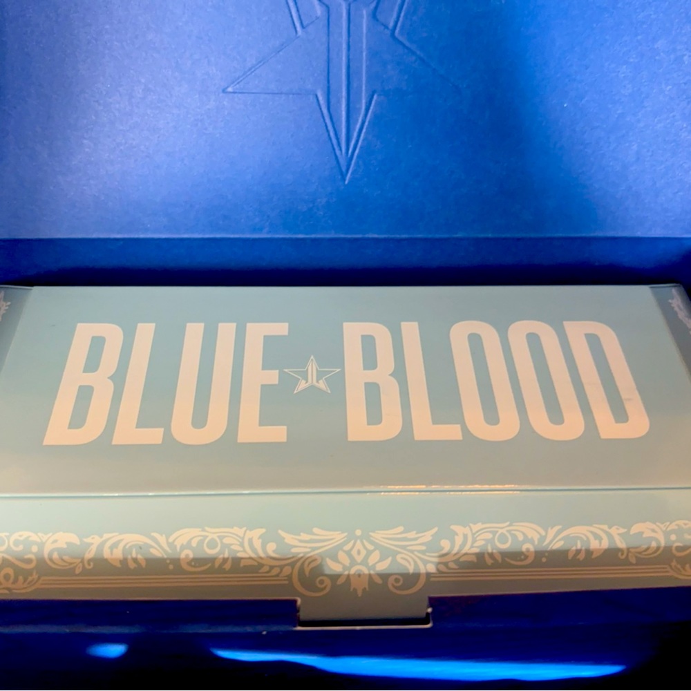 Jeffree Star Cosmetics Blue Blood eyeshadow palette.